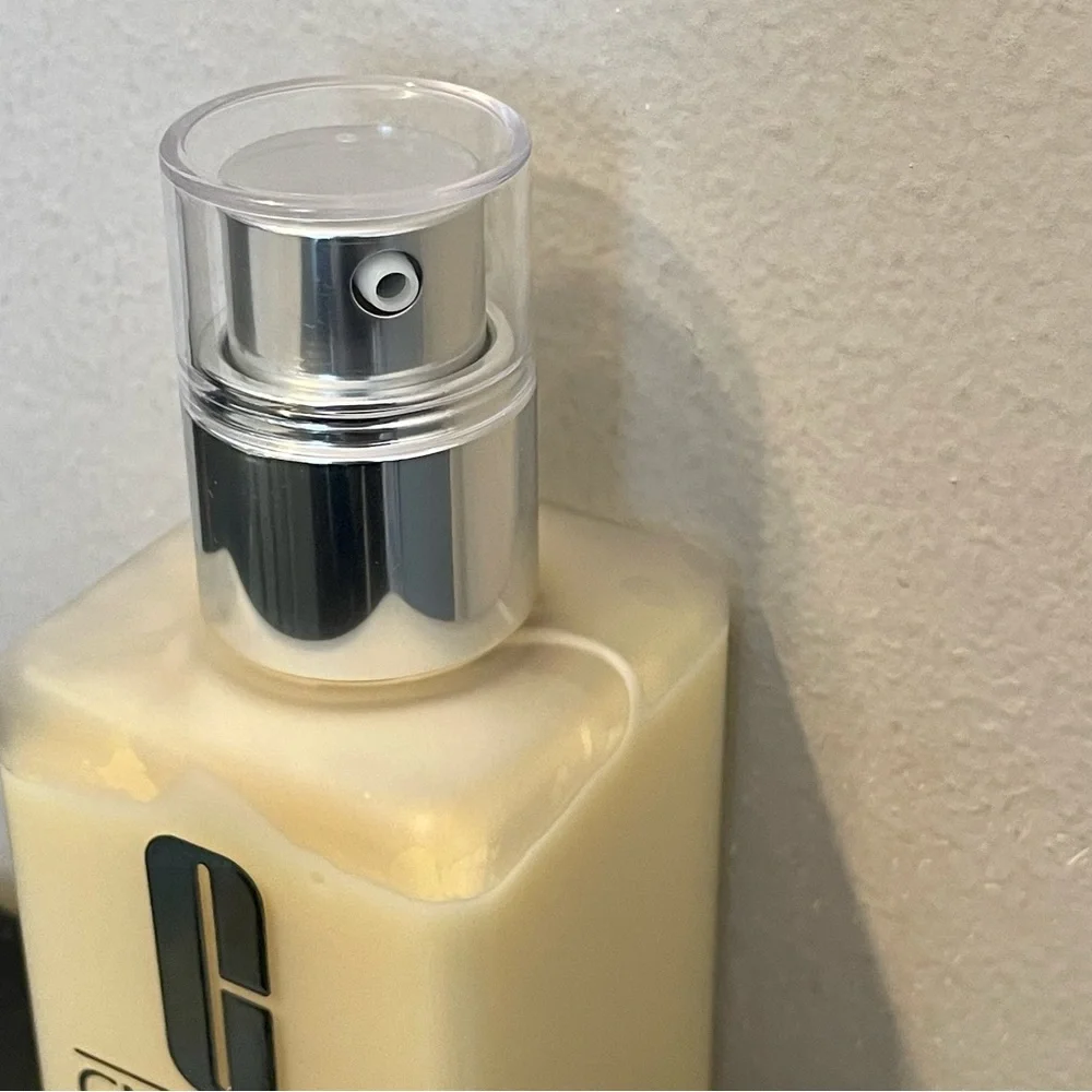 Clinique Dramatically Different Moisturizing Face Lotion+ - Picture 3 of 6